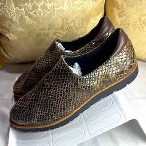 (M) Vaneli Sport Retro Womens
Brown Metallic Suede Slip on
Sneaker Shoes Size7.5